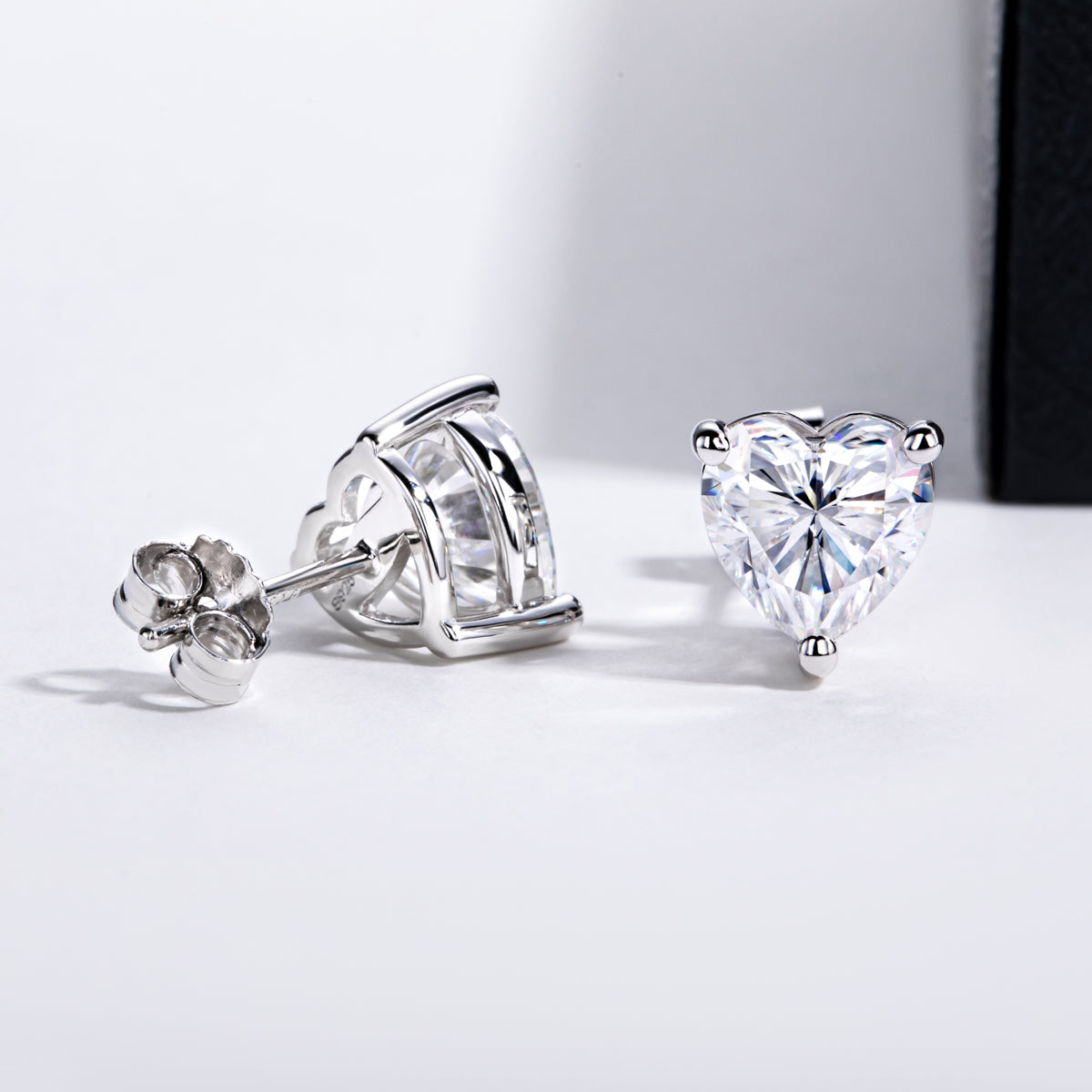 S925 Sterling Silver Heart-shaped Moissanite Stud Earrings