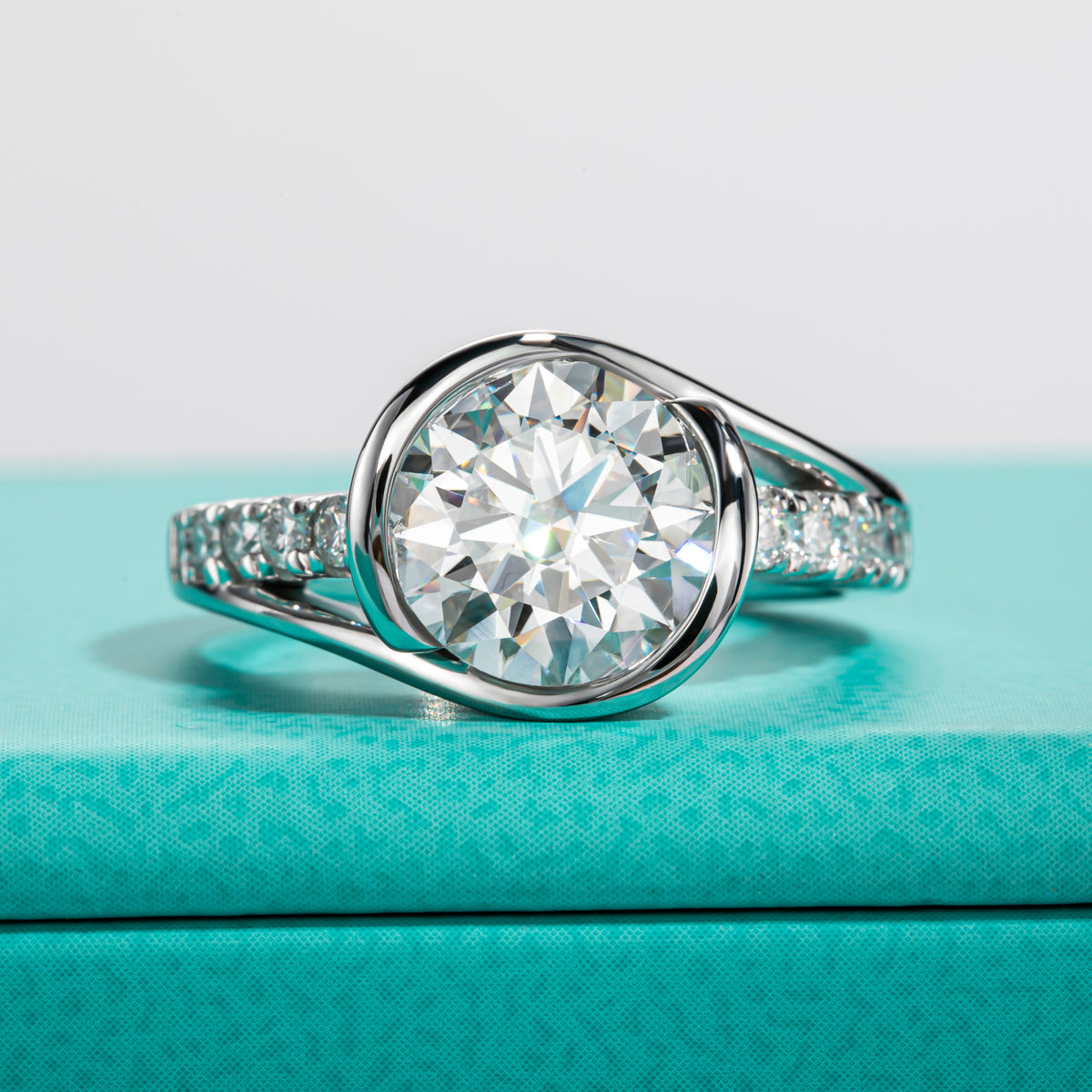 Moissanite Diamond Twist Bezel Engagement Ring (1/2/3CT)