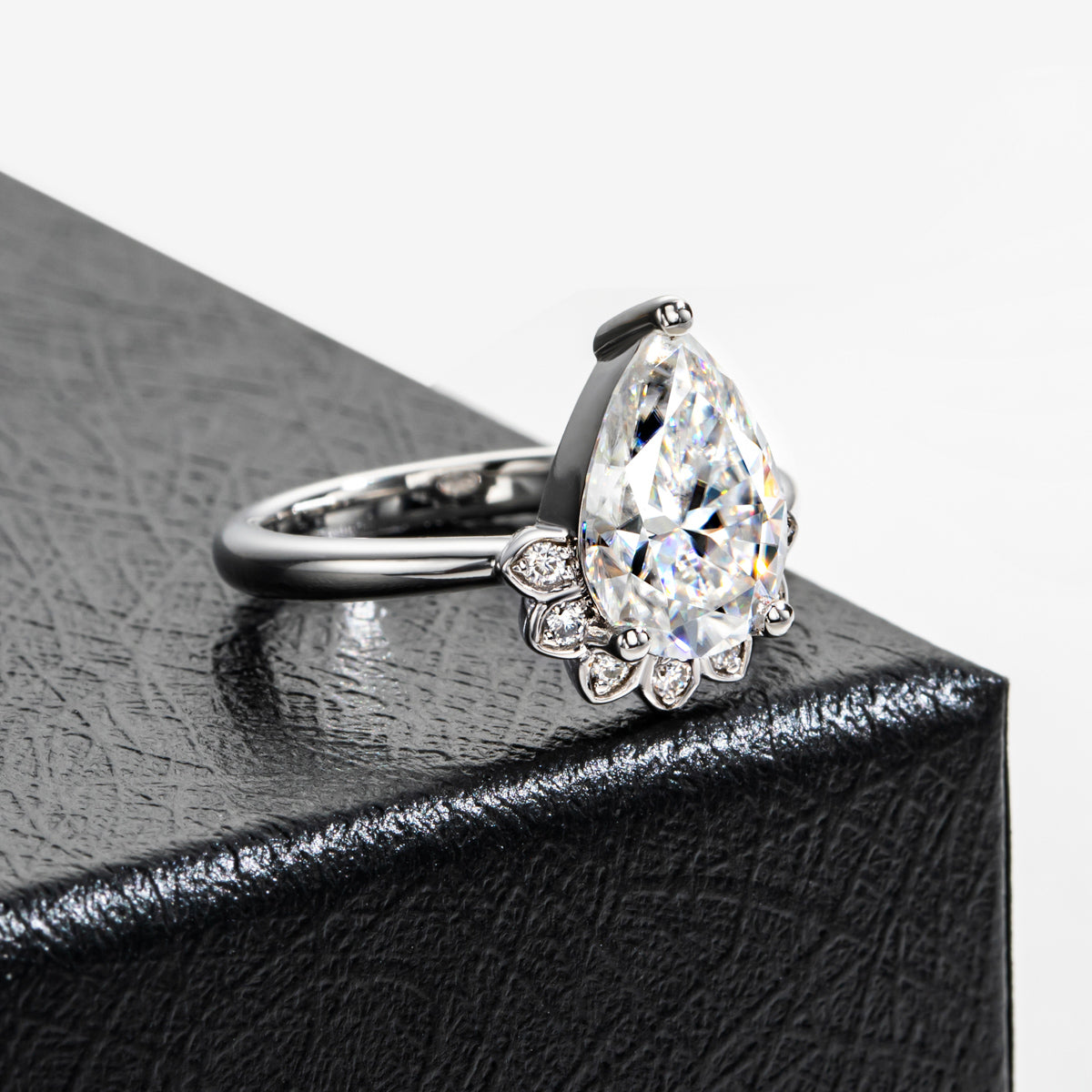 S925 Silver Pear-shaped 8×12mm Moissanite Ring