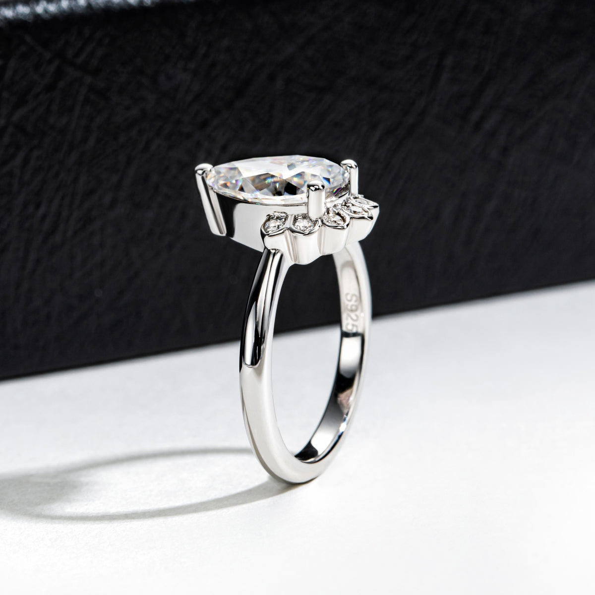 S925 Silver Pear-shaped 8×12mm Moissanite Ring