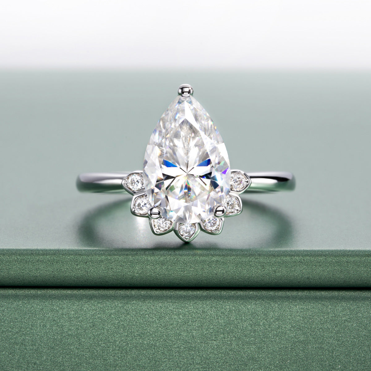 S925 Silver Pear-shaped 8×12mm Moissanite Ring