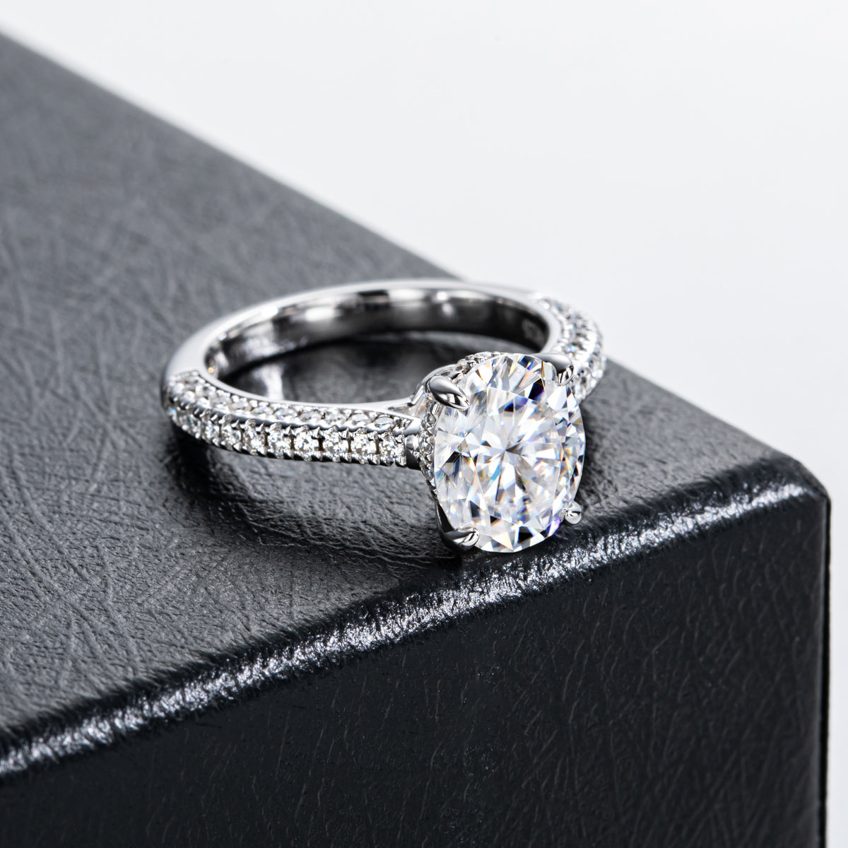 S925 Sterling Silver Oval Moissanite Special Edition Wedding Ring