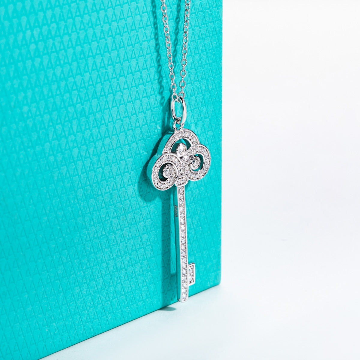 S925 Sterling Silver Moissanite Iris Key Pendant Necklace