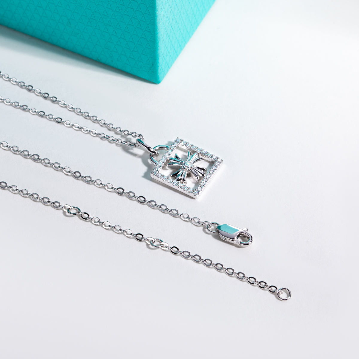 S925 Silver Moissanite Iris Lock Clavicle Chain Pendant