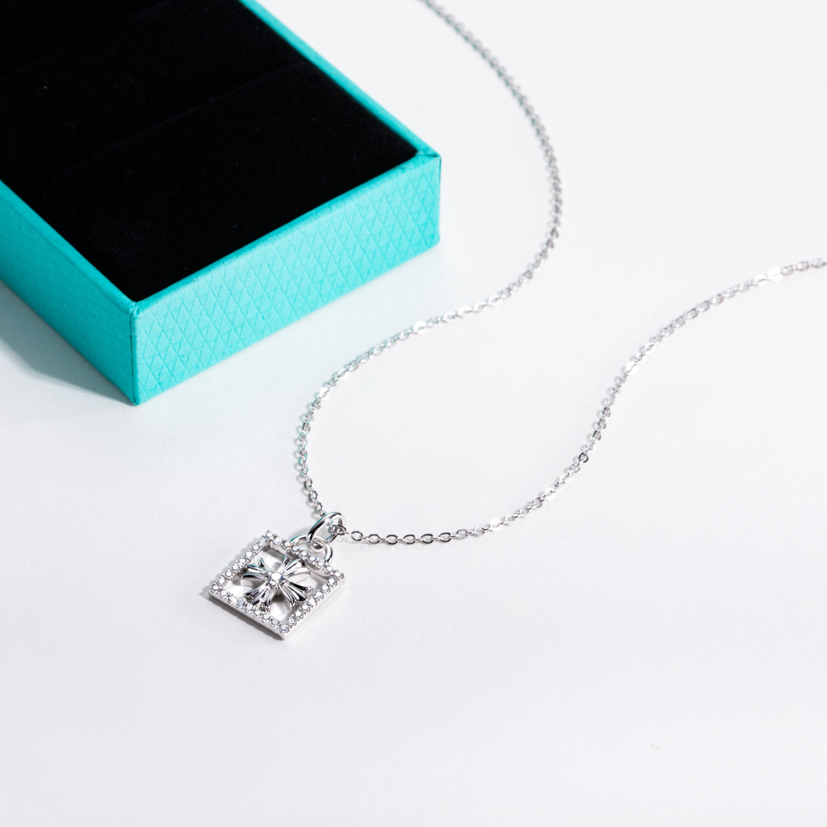 S925 Silver Moissanite Iris Lock Clavicle Chain Pendant
