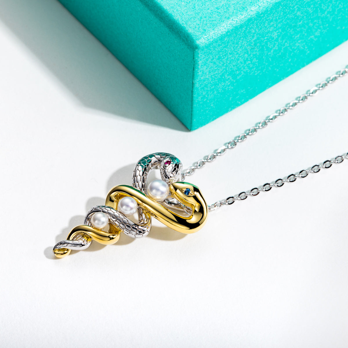 Yushi She Pendant Necklace