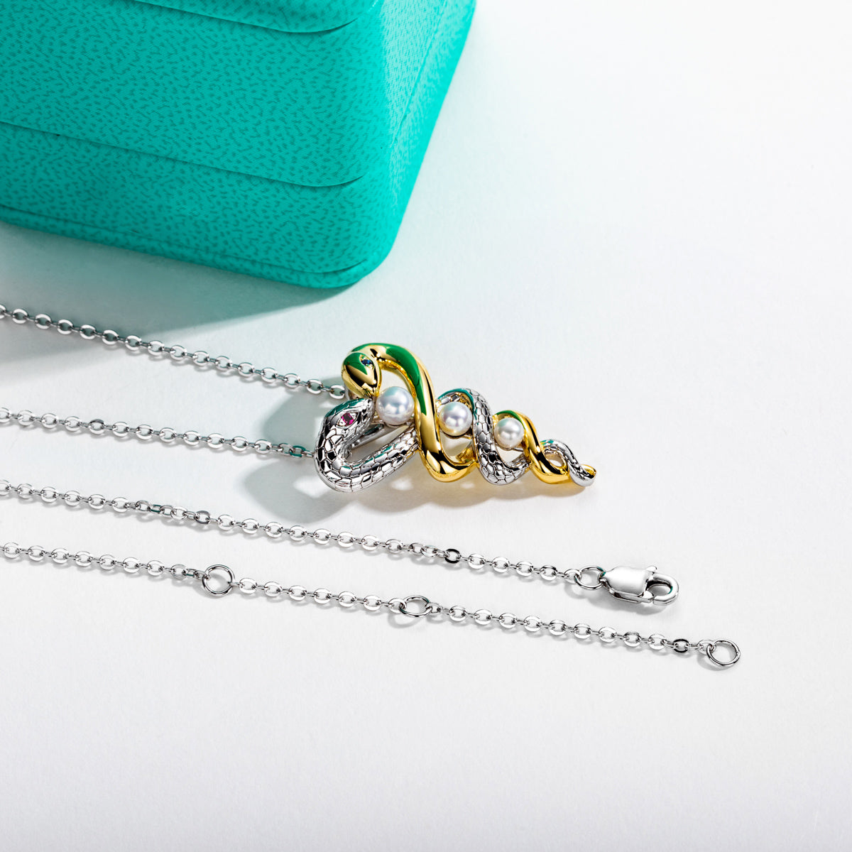 Yushi She Pendant Necklace