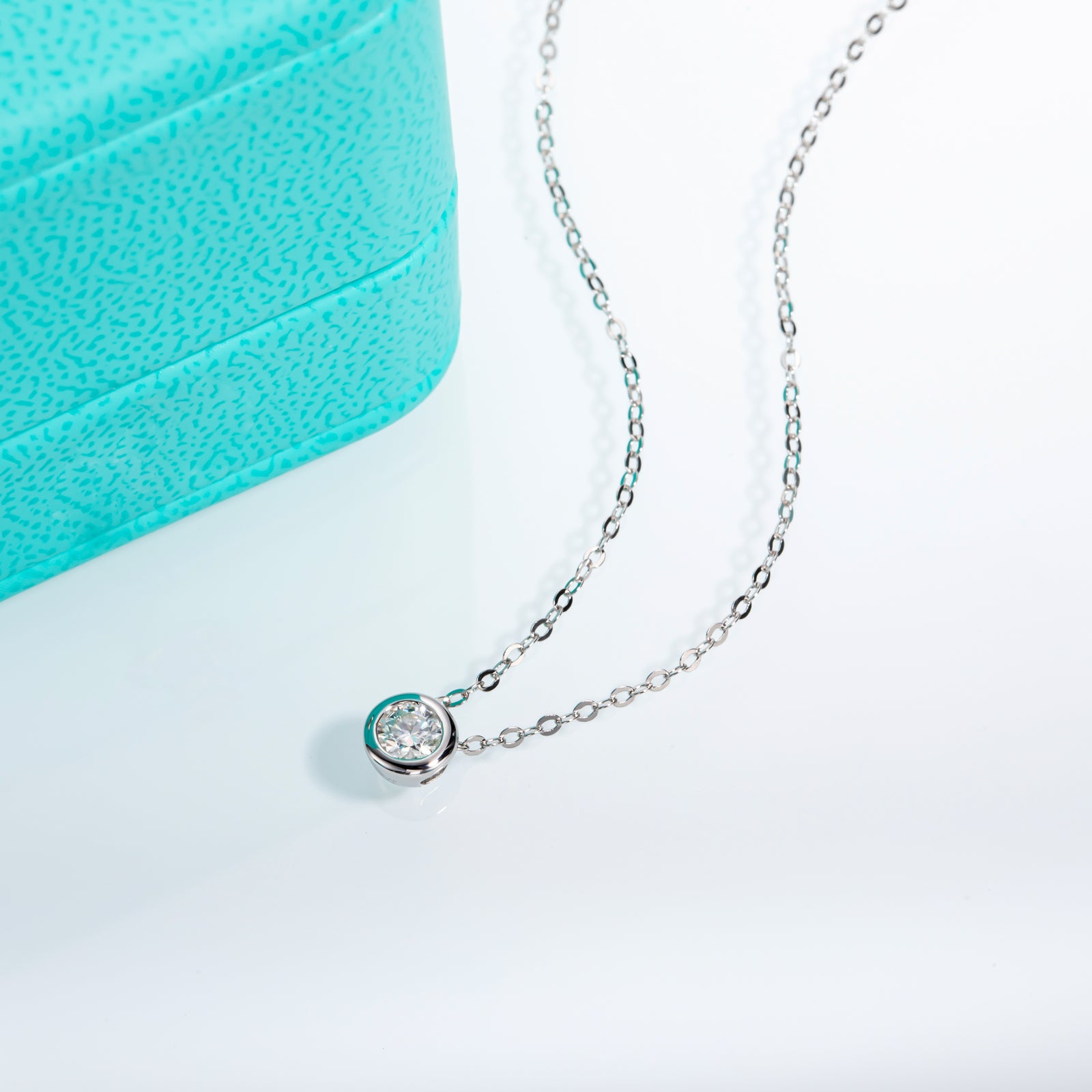 Round Cut Moissanite Pendant Necklace (0.3ct)