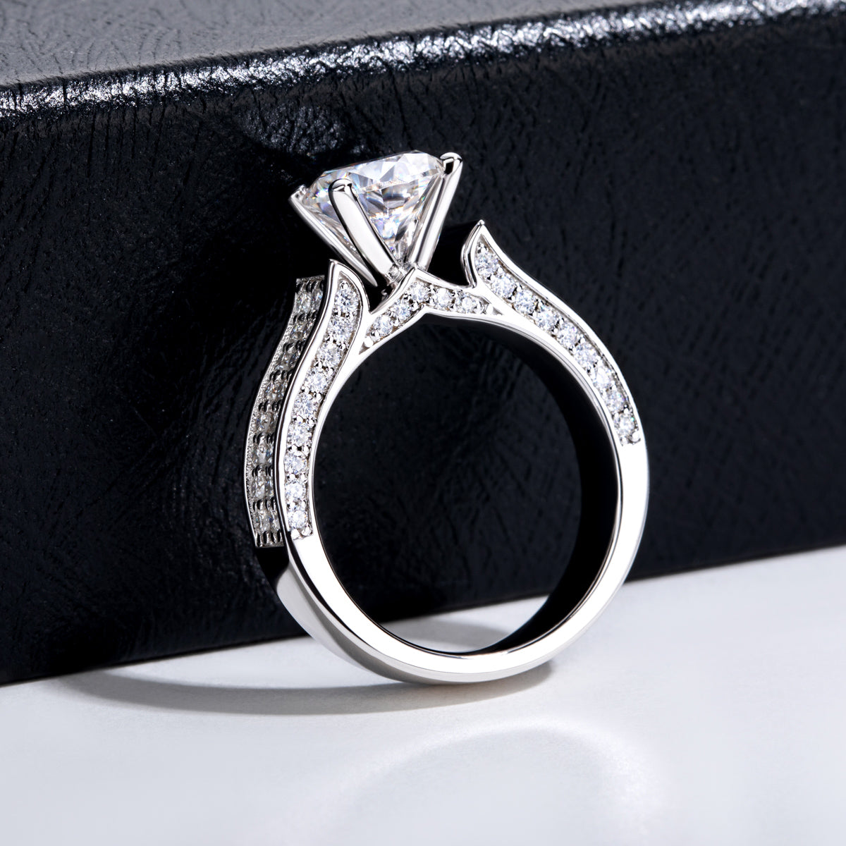 Product Name: S925‑Silver 2.0CT Round Moissanite Luxury Engagement Ring