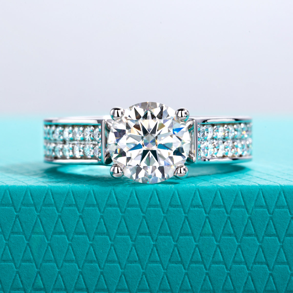 Product Name: S925‑Silver 2.0CT Round Moissanite Luxury Engagement Ring