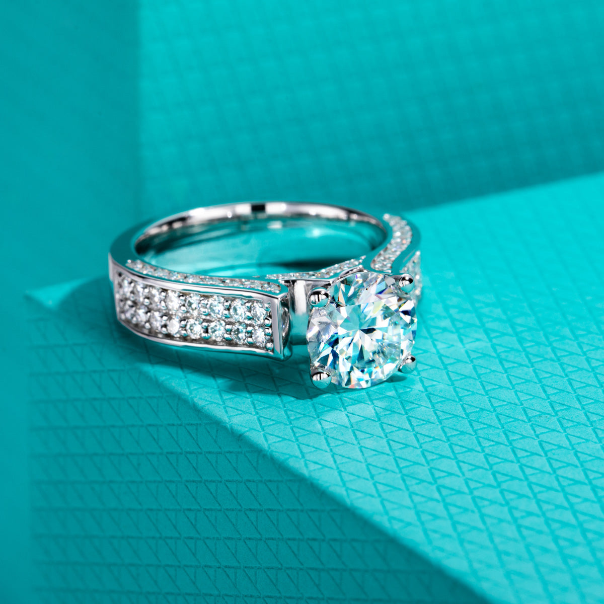 Product Name: S925‑Silver 2.0CT Round Moissanite Luxury Engagement Ring