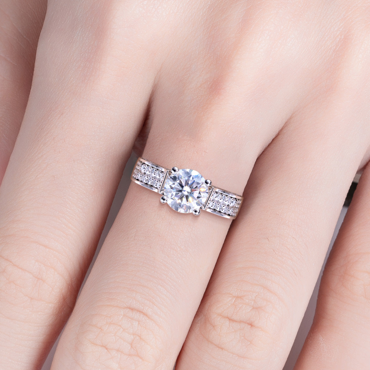 Product Name: S925‑Silver 2.0CT Round Moissanite Luxury Engagement Ring