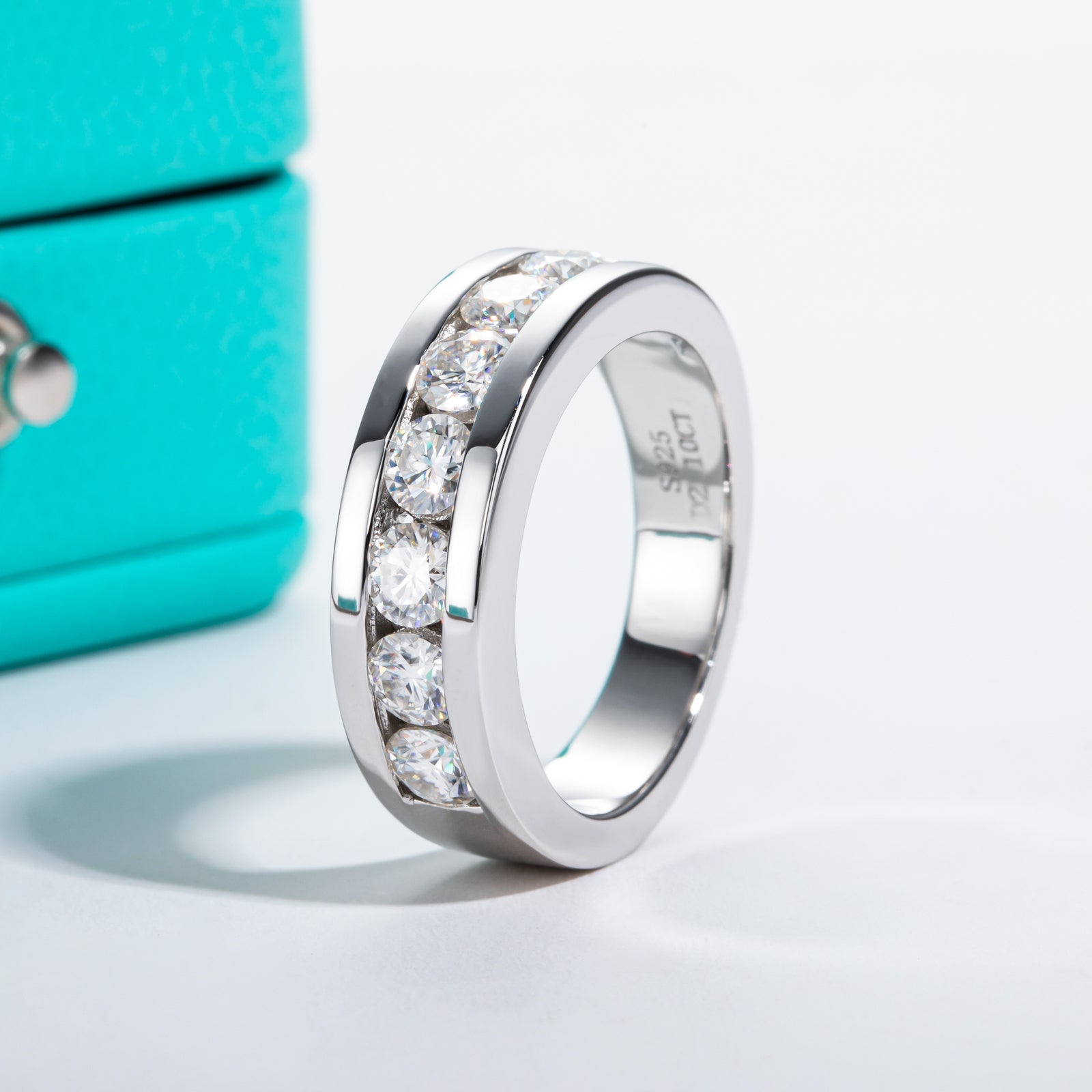 Round Cut Moissanite Men's Wedding Band (2.1cttw)
