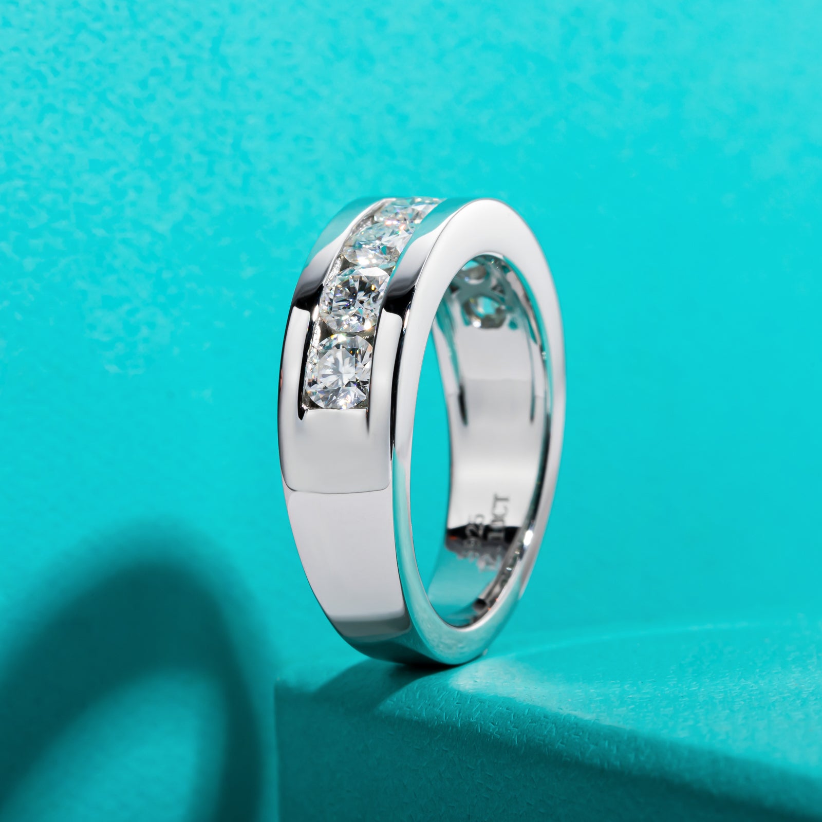 Round Cut Moissanite Men's Wedding Band (2.1cttw)