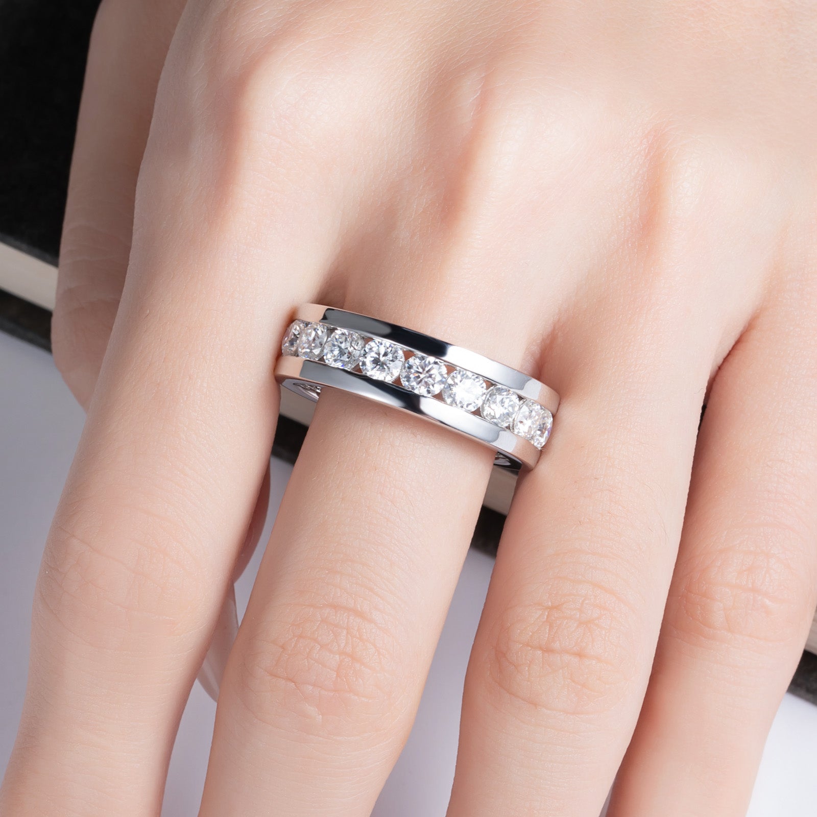 Round Cut Moissanite Men's Wedding Band (2.1cttw)