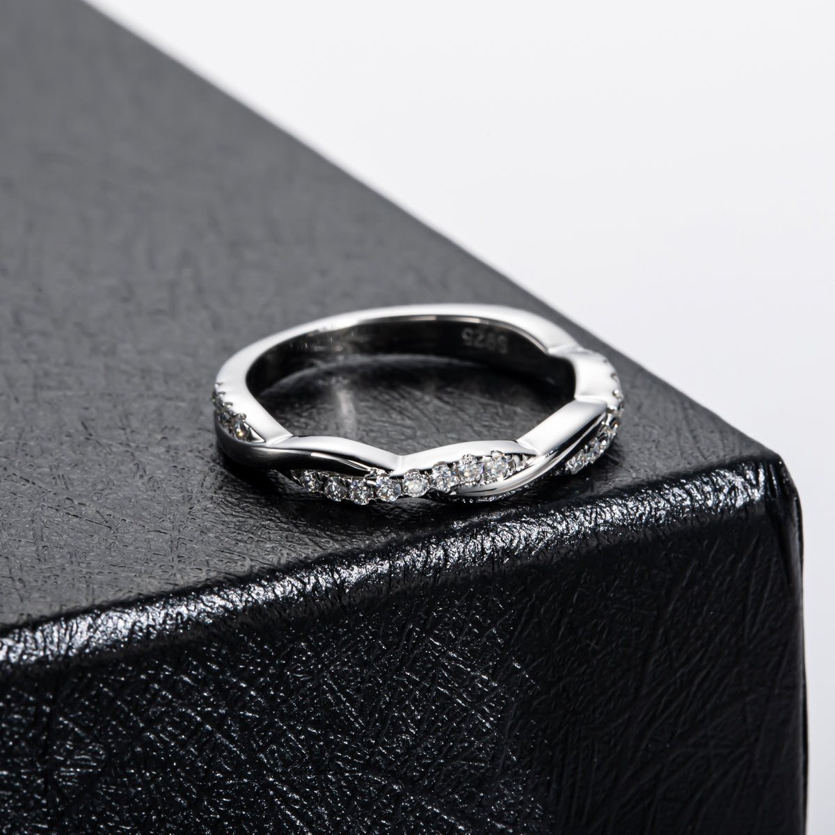1.3mm Moissanite Twisted Ring