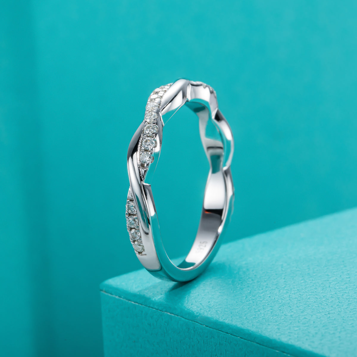 1.3mm Moissanite Twisted Ring