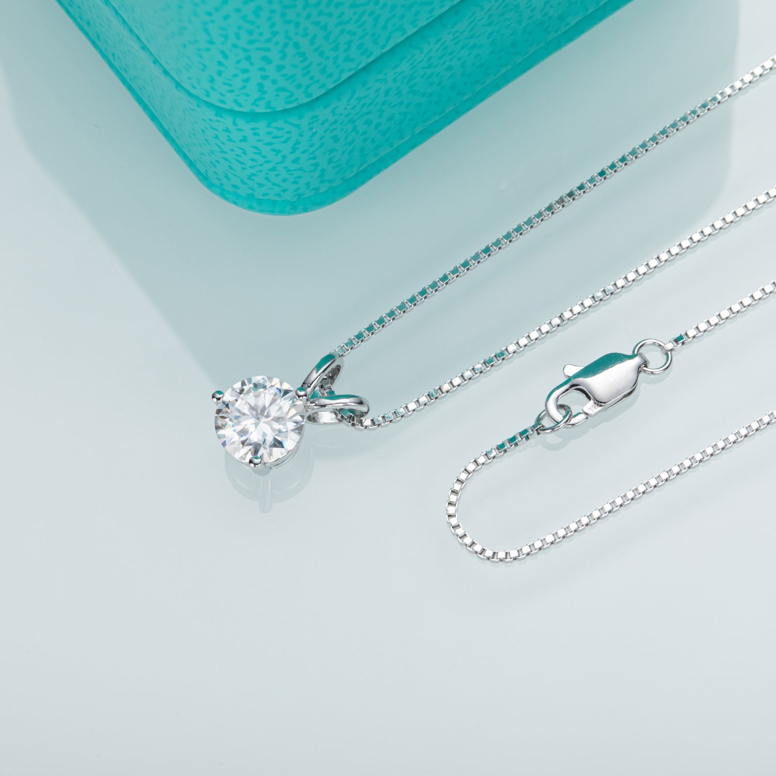 Round Cut Moissanite Pendant Necklace (1 ct)