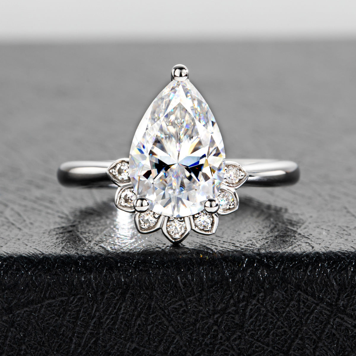 S925 Silver Pear-shaped 8×12mm Moissanite Ring