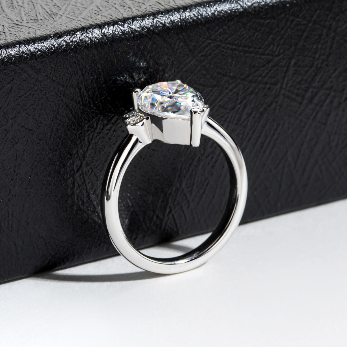 S925 Silver Pear-shaped 8×12mm Moissanite Ring