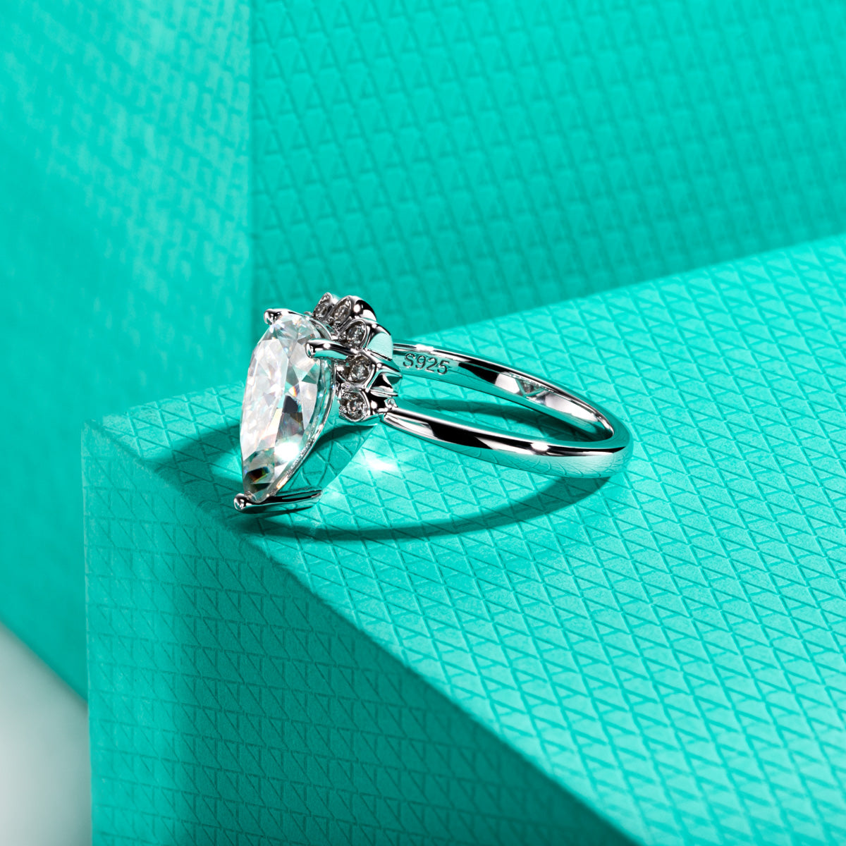 S925 Silver Pear-shaped 8×12mm Moissanite Ring