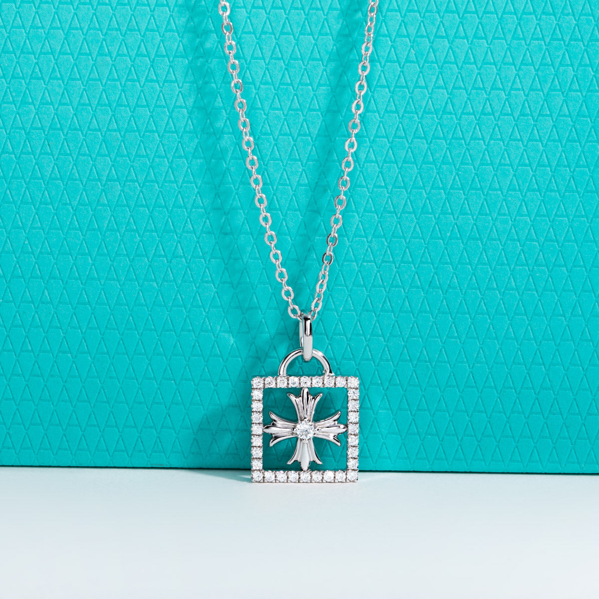 S925 Silver Moissanite Iris Lock Clavicle Chain Pendant