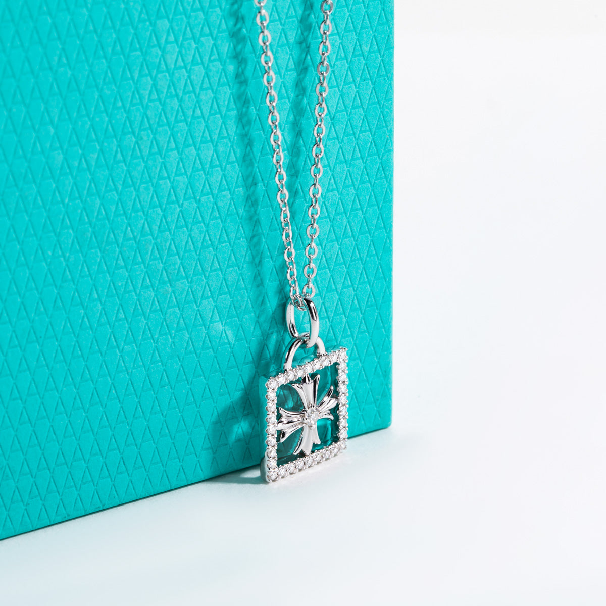 S925 Silver Moissanite Iris Lock Clavicle Chain Pendant