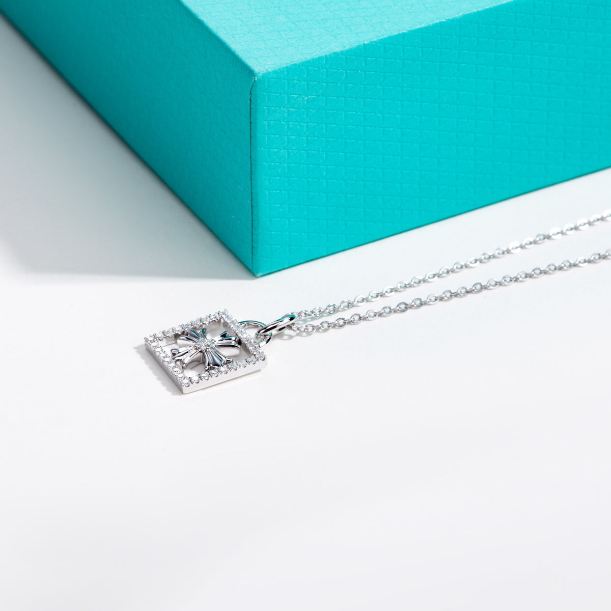 S925 Silver Moissanite Iris Lock Clavicle Chain Pendant
