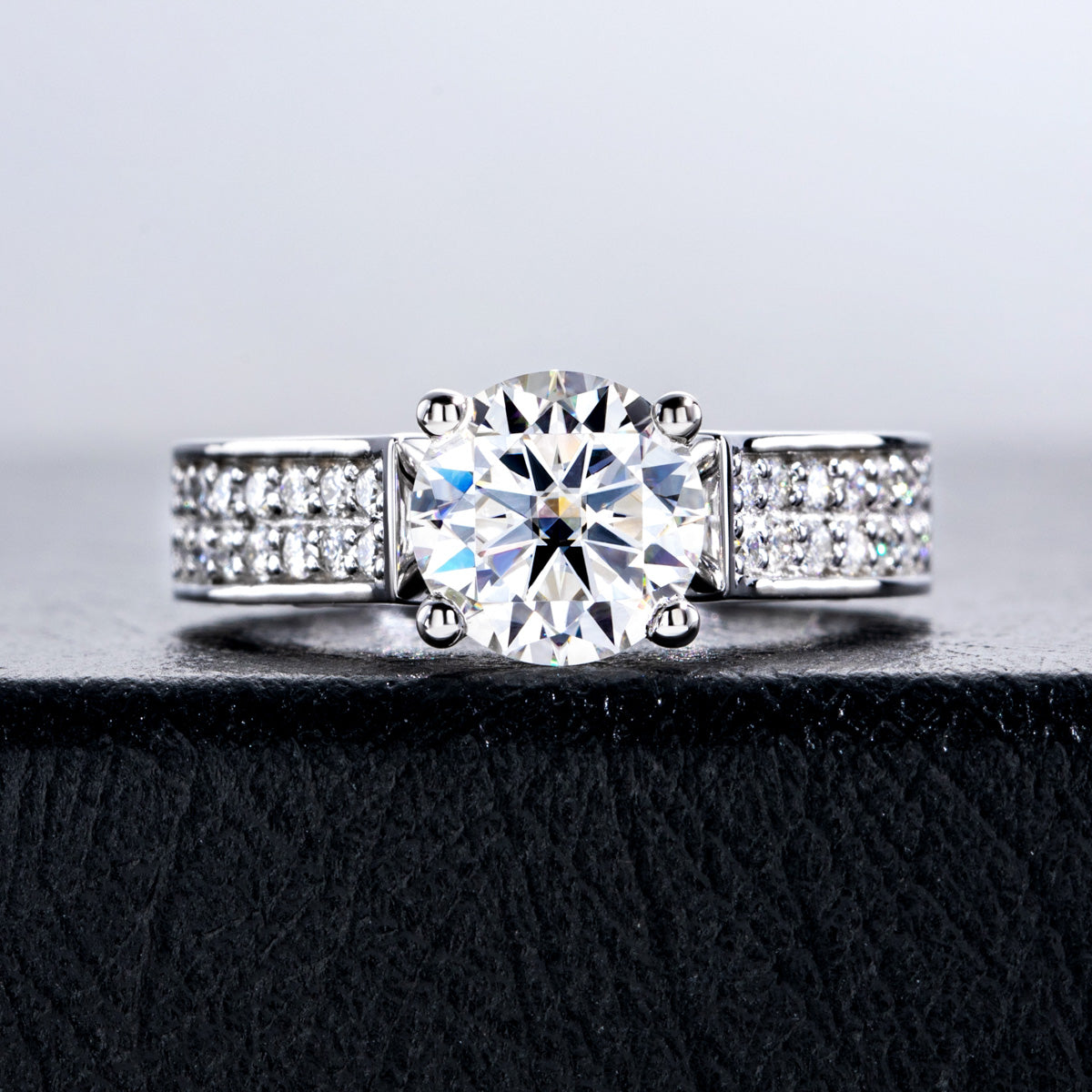Product Name: S925‑Silver 2.0CT Round Moissanite Luxury Engagement Ring