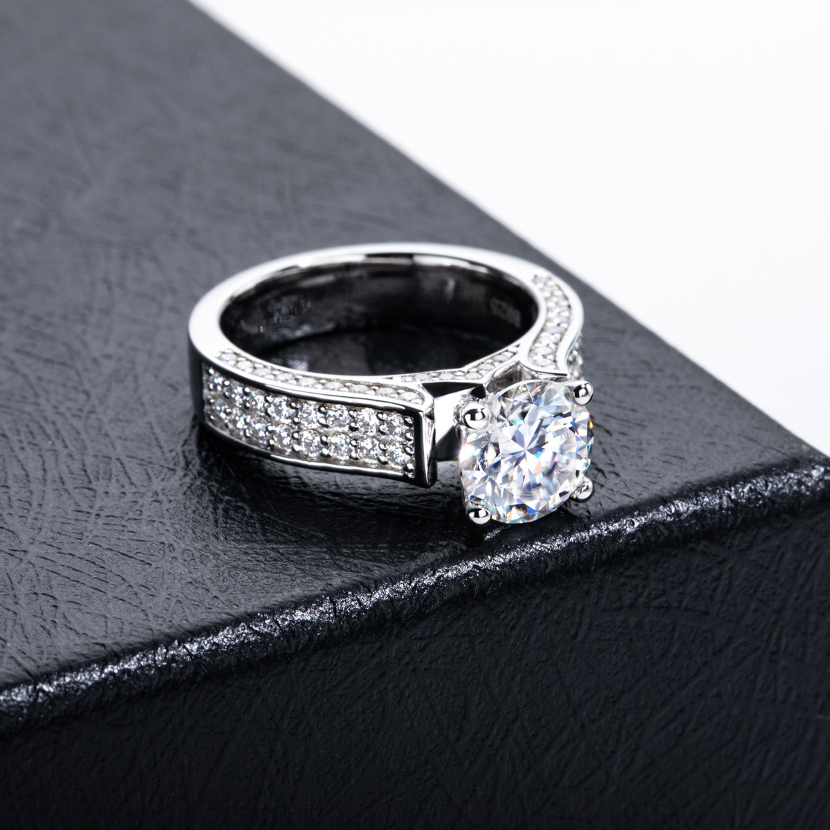 Product Name: S925‑Silver 2.0CT Round Moissanite Luxury Engagement Ring