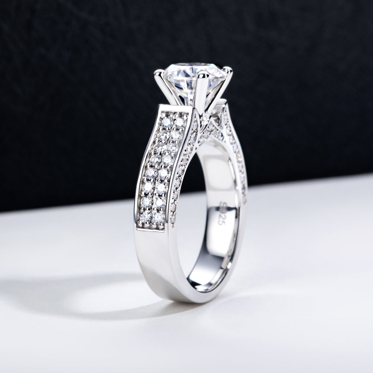 Product Name: S925‑Silver 2.0CT Round Moissanite Luxury Engagement Ring