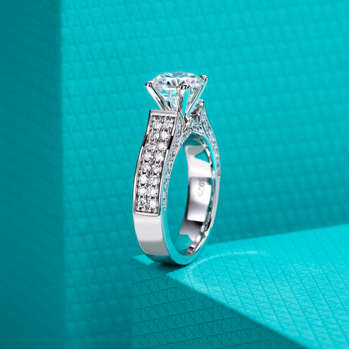 Product Name: S925‑Silver 2.0CT Round Moissanite Luxury Engagement Ring