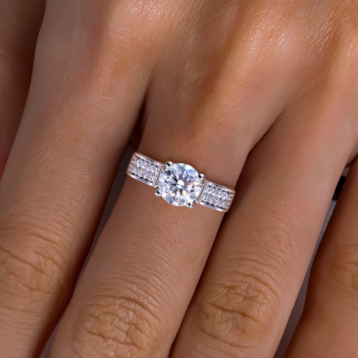 Product Name: S925‑Silver 2.0CT Round Moissanite Luxury Engagement Ring