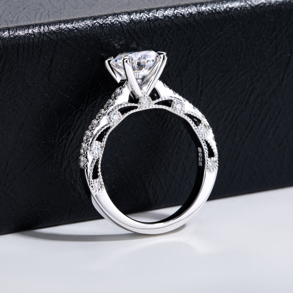 S925 Sterling Silver Round Moissanite Engagement Ring