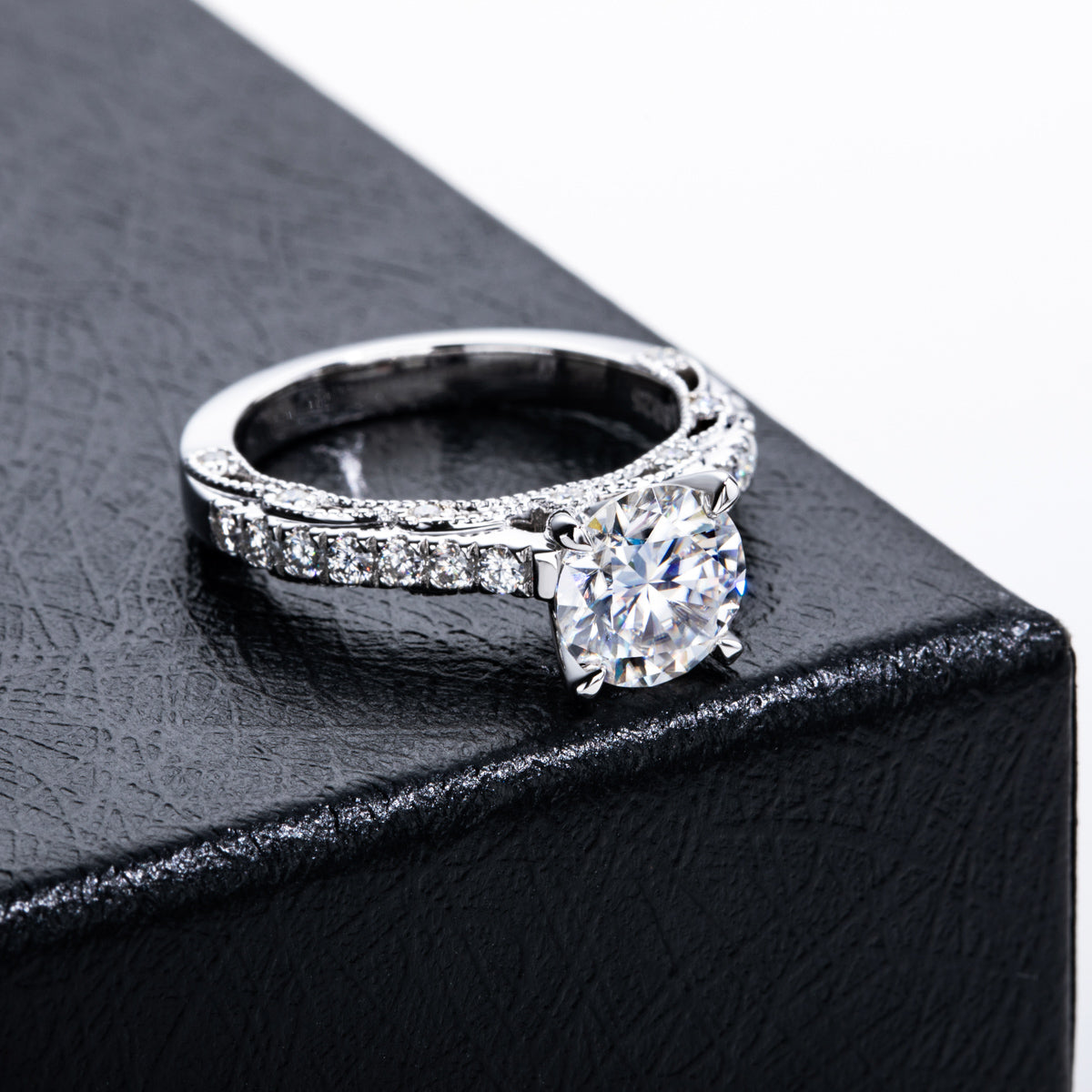 S925 Sterling Silver Round Moissanite Engagement Ring