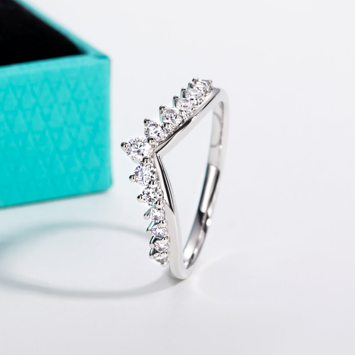 14K Gold Moissanite V-Shape Crown Ring