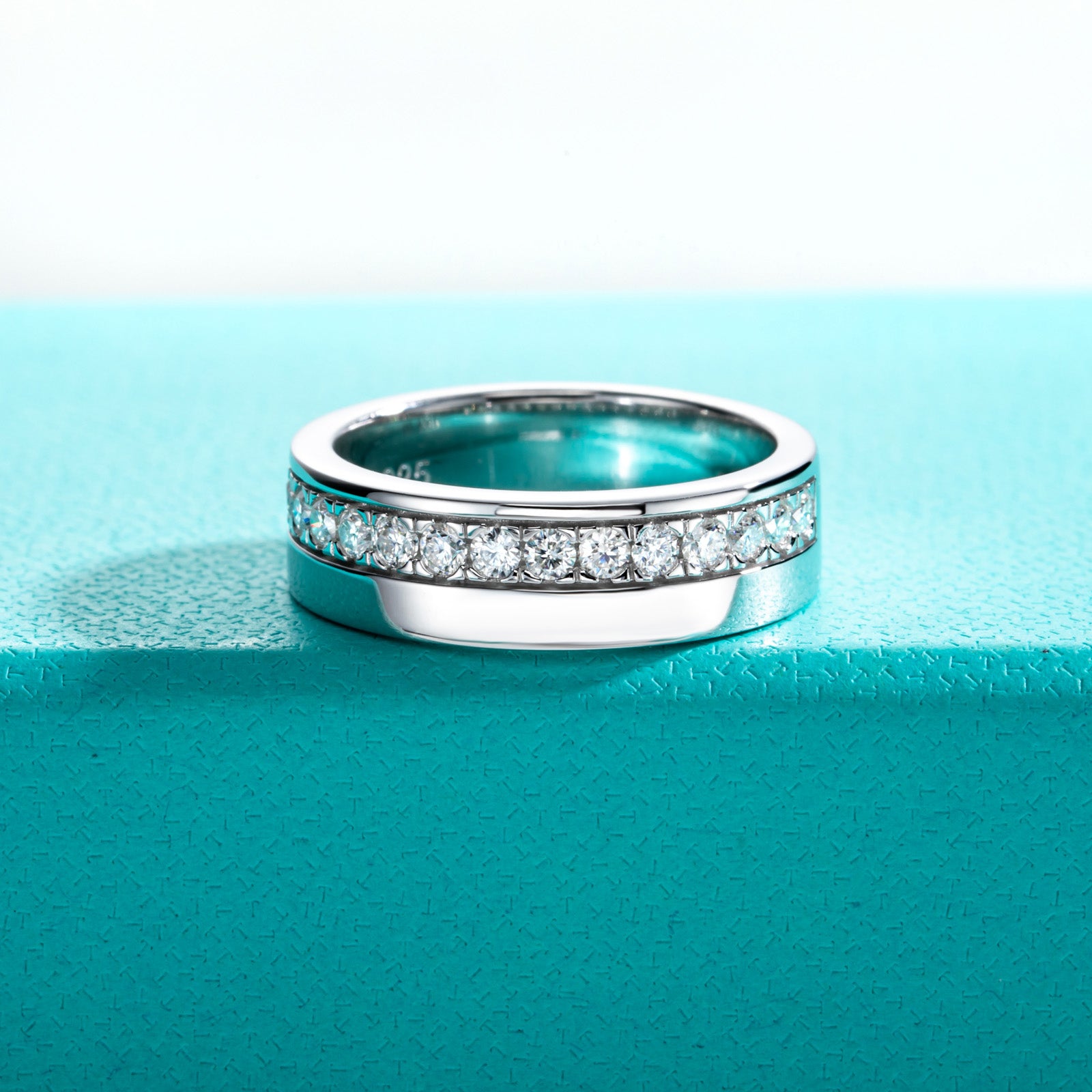 Round Cut Moissanite Men's Wedding Band (0.5 cttw)