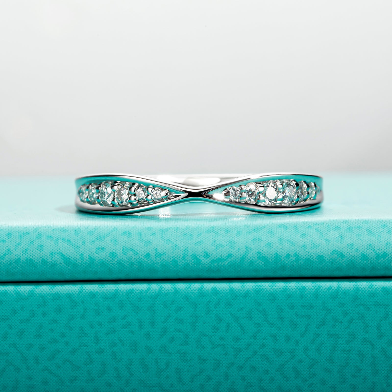 Round Cut Moissanite Bow Wedding Band