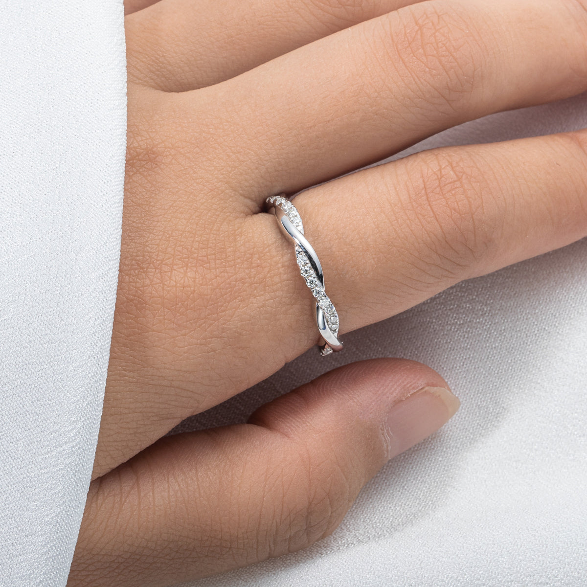 1.3mm Moissanite Twisted Ring